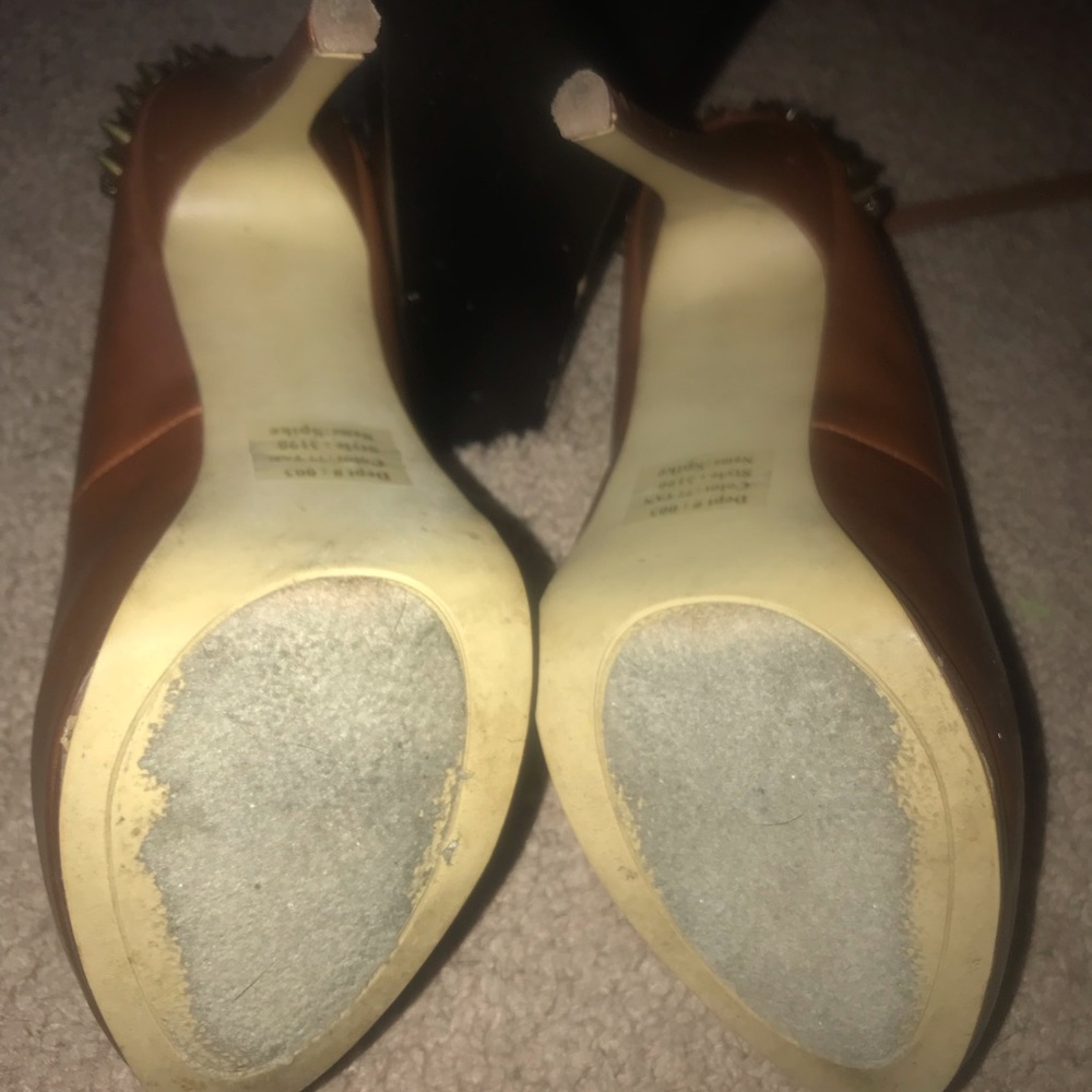Beautiful shoes. I just no longer wear them. - Picture 4 of 6